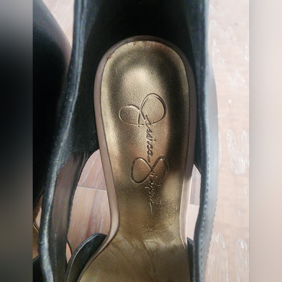 Womens 7.5B Jessica Simpsons heels. Beautiful shows 🔥. - Picture 4 of 5